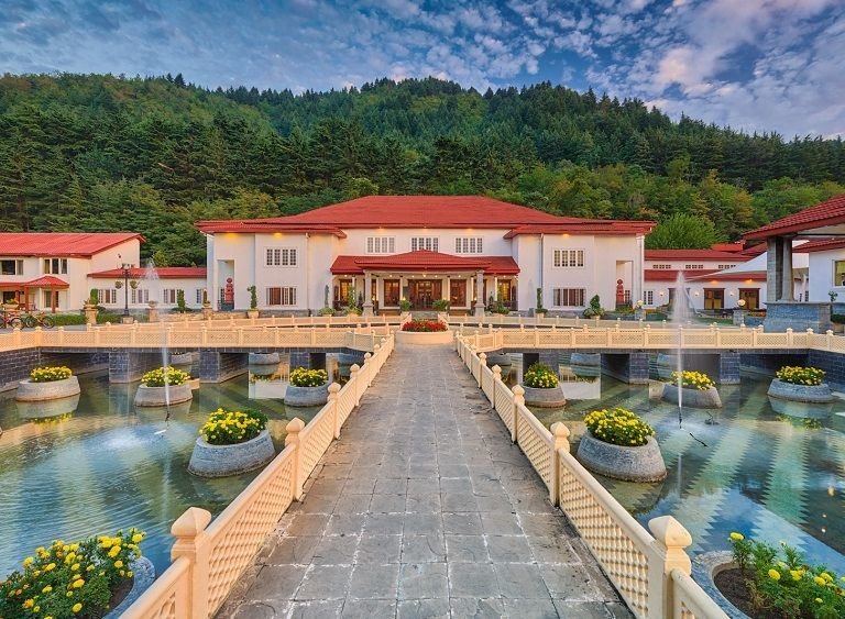 The LaLit Grand Palace Srinagar is a fine example of yesteryear Kashmiri royalty, nestled by the Dal Lake and is one of India's best palace hotels – Luxury Escapes