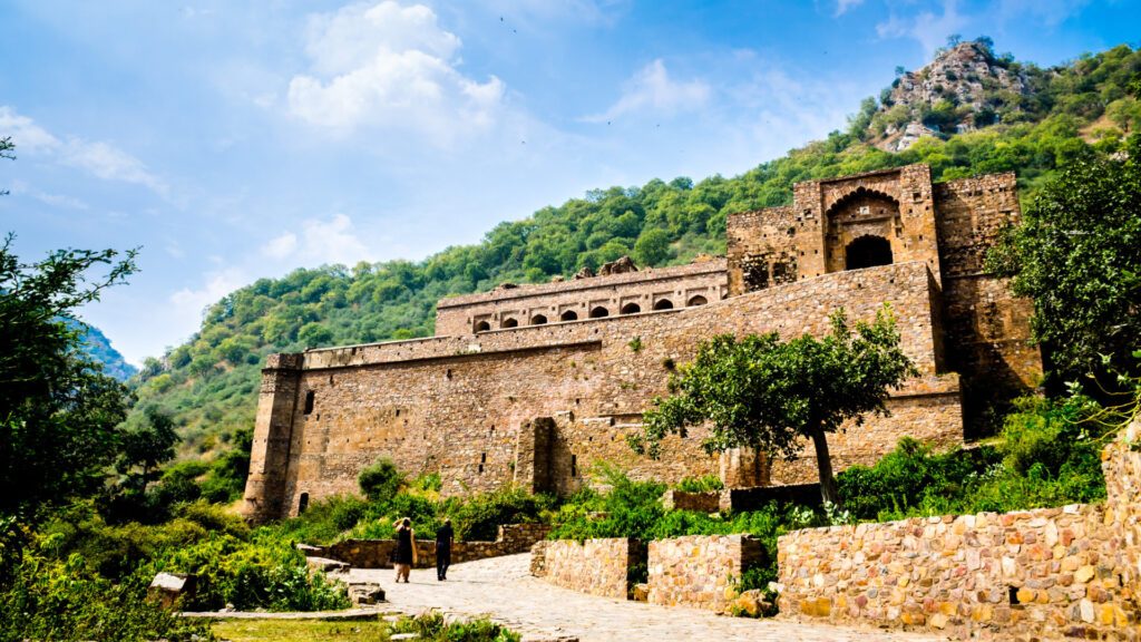 The imposing structure of the Bhangarh Fort in Rajasthan – Luxury Escapes