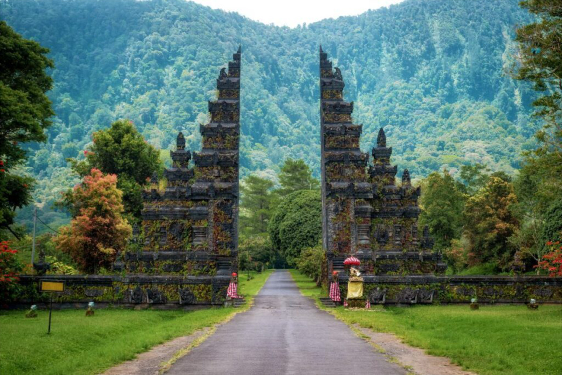 Image of a Balinese temple, one of things you can see when you you stay in Bali.