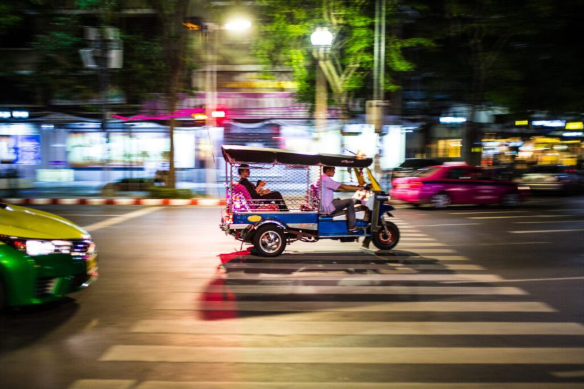 A tuk tuk hurtles through Bangkok's streets - Luxury Escapes