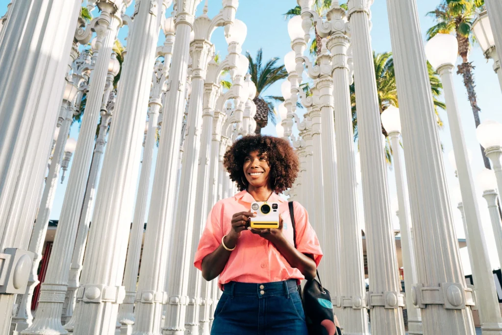 Urban Light is a large-scale assemblage sculpture by Chris Burden located at the Wilshire Boulevard entrance to the Los Angeles County Museum of Art - Luxury Escapes