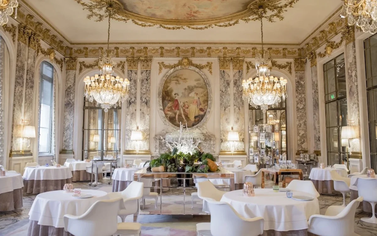 A magnificent shot of the restaurant at Le Meurice, Dorchester Collection, Paris - Luxury Escapes