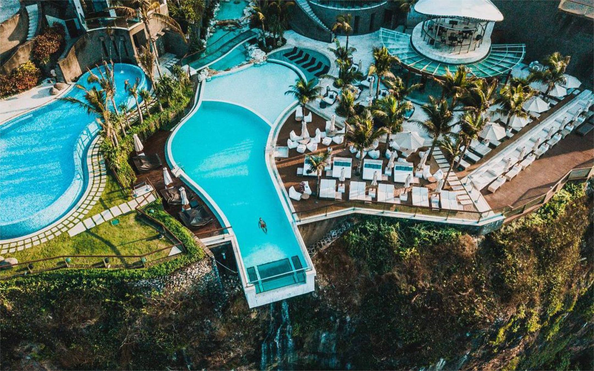 The Edge is home to a pool extending six metres over the cliff's edge, one of the most impressive in Bali - Luxury Escapes