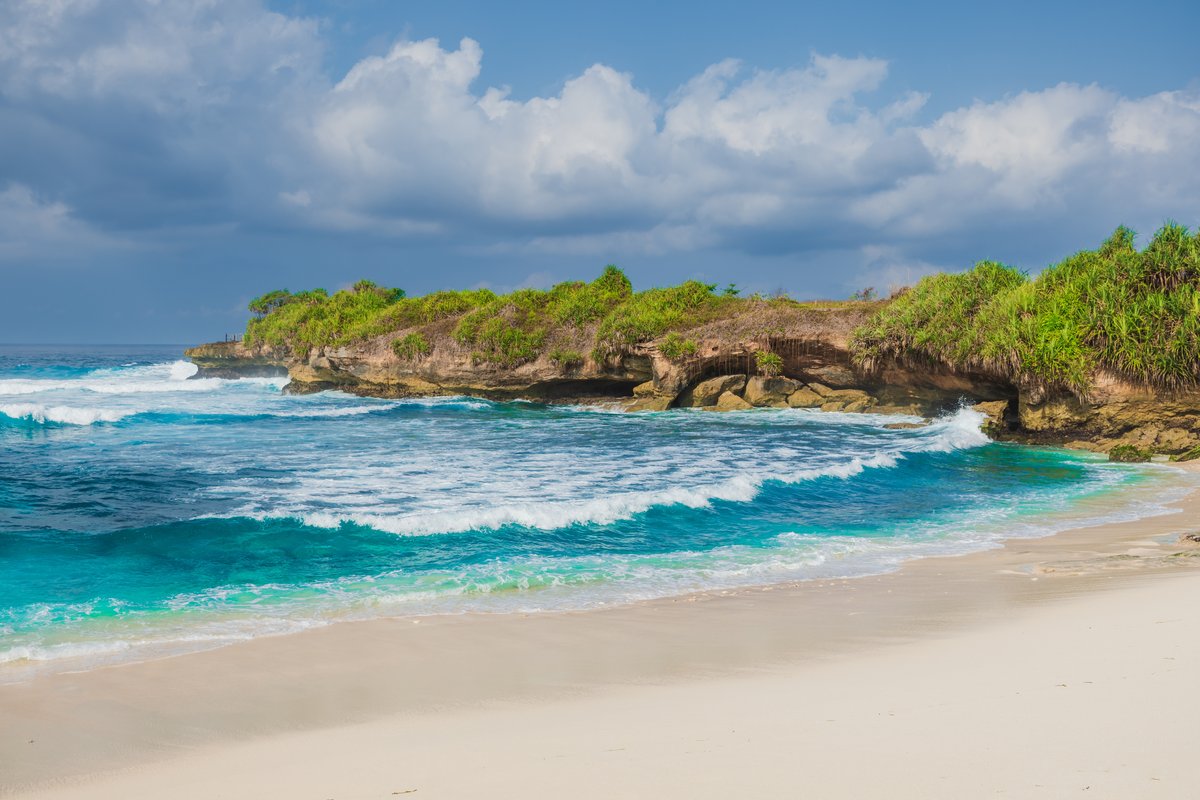 Nusa Lembongan coastal beach.