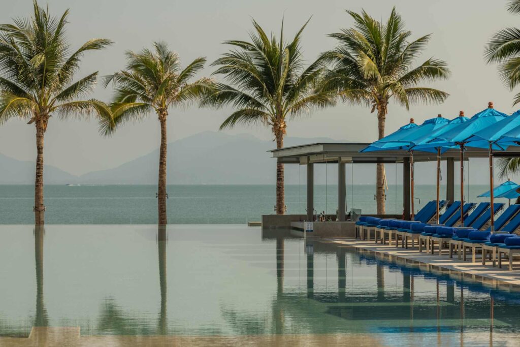 The infinity pool at Explorar Koh Samui - an adults-only resort – Luxury Escapes