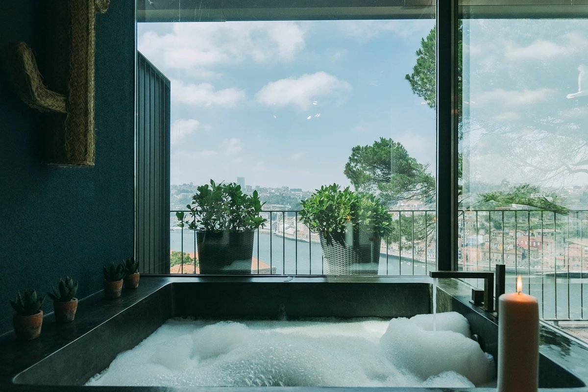 Bathtub with Porto city view