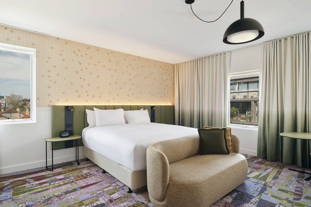 Superior-Zimmer mit Kingsize-Bett und Sitzgelegenheit im Novotel St Kilda