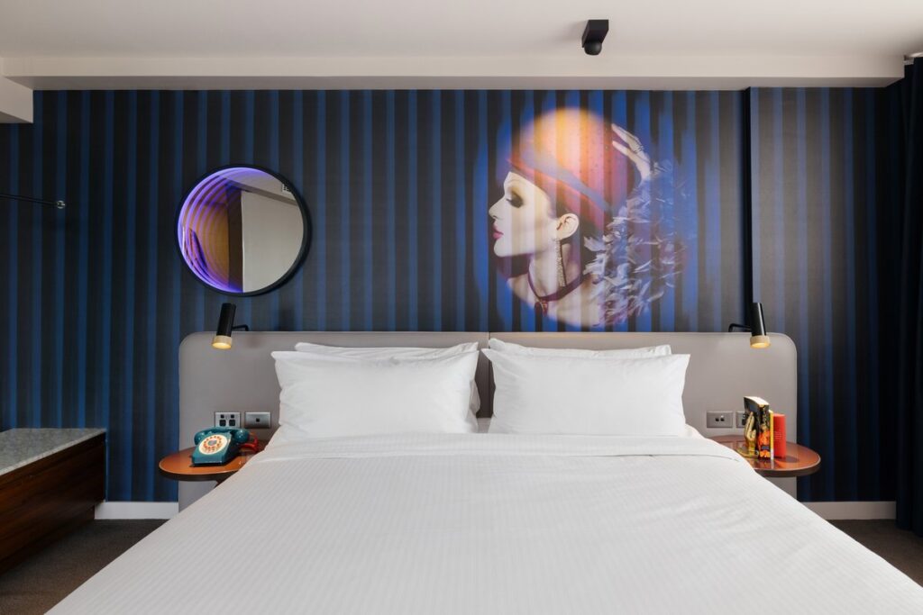 Kunstwerk in einer Ein-Zimmer-Suite im Hotel Indigo Sydney Potts Point, Sydney, New South Wales - Luxury Escapes.