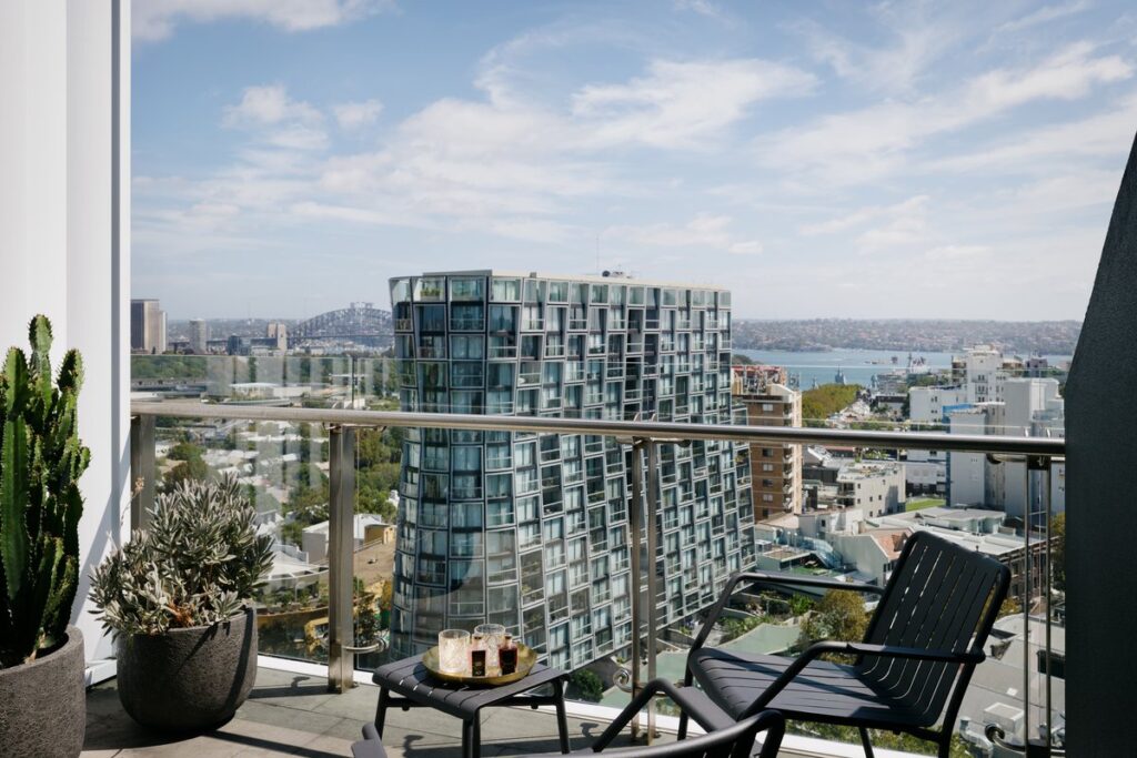Balkon mit Blick auf den Sydney Harbour und die Skyline der Stadt im Hotel Indigo Sydney Potts Point, Sydney, New South Wales - Luxury Escapes.
